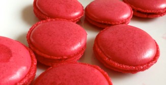 Rote Macarons mit Rosengelée Füllung